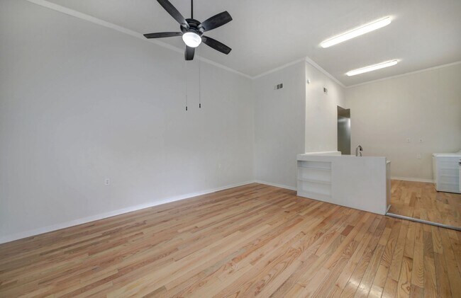 Building Photo - 602 W 36th St