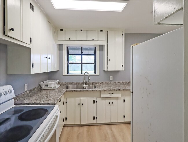 Building Photo - 1411 15th Ave N