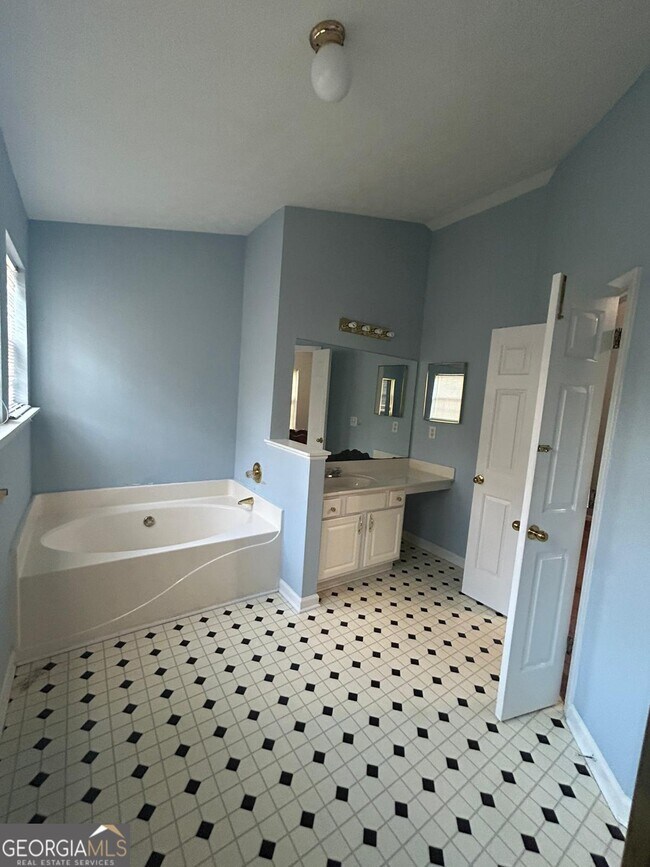 Building Photo - 5335 Lakebrooke Run