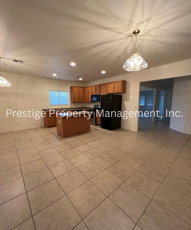 Building Photo - Beautiful Must see Spacious 4/2 Home on th...