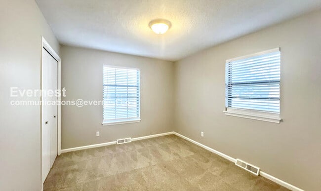 Building Photo - 7936 N Forest Ave