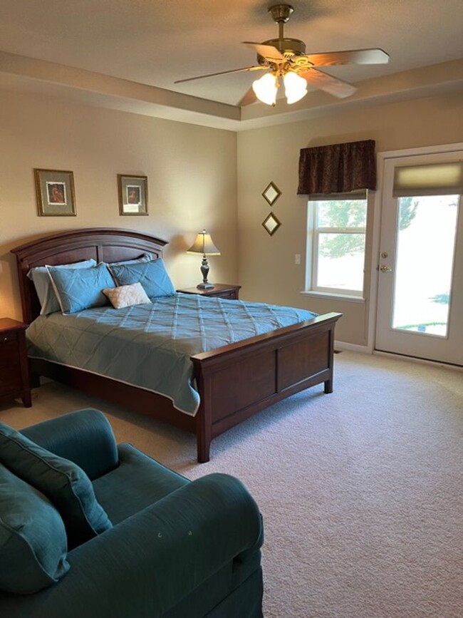 Building Photo - Beautiful Fully Furnished Townhome On Golf...