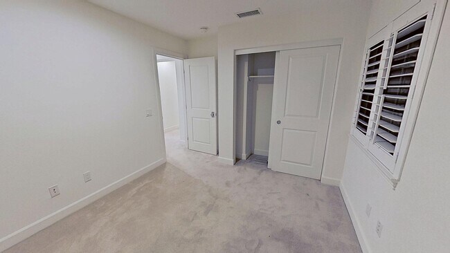 Building Photo - Gorgeous 3 Bedroom 2.5 Bath Townhome