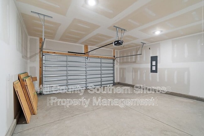 Building Photo - 215 Konik St