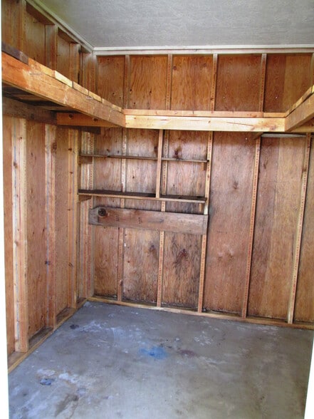 Outside Storage - 121 W 11th St