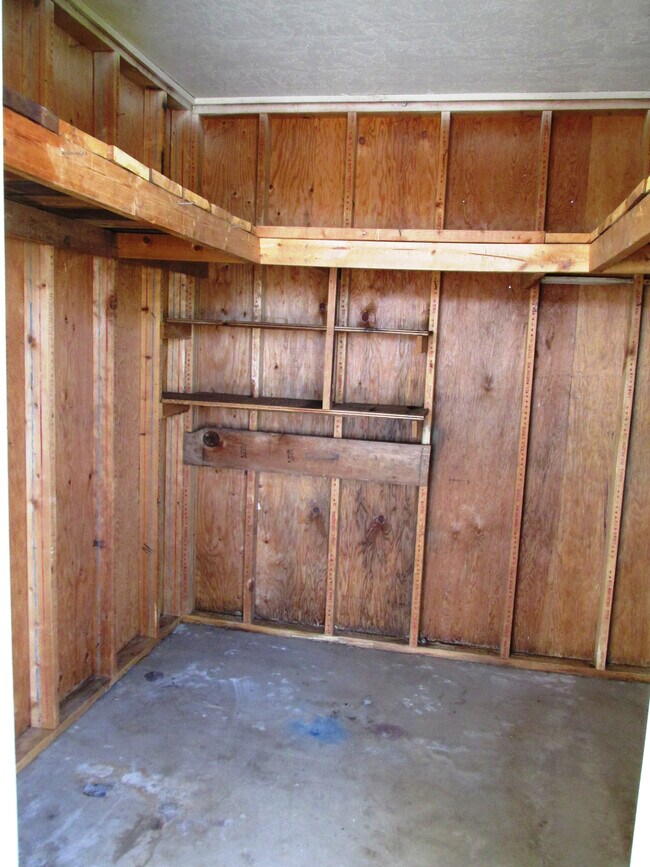 Storage - 121 W 11th St