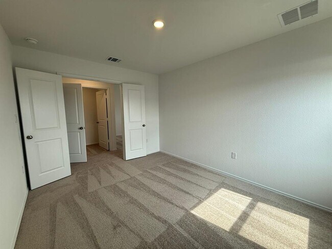Building Photo - 519 Vantage Dr