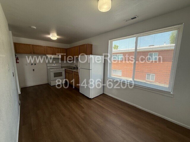 Building Photo - NO DEPOSIT option available for qualified ...