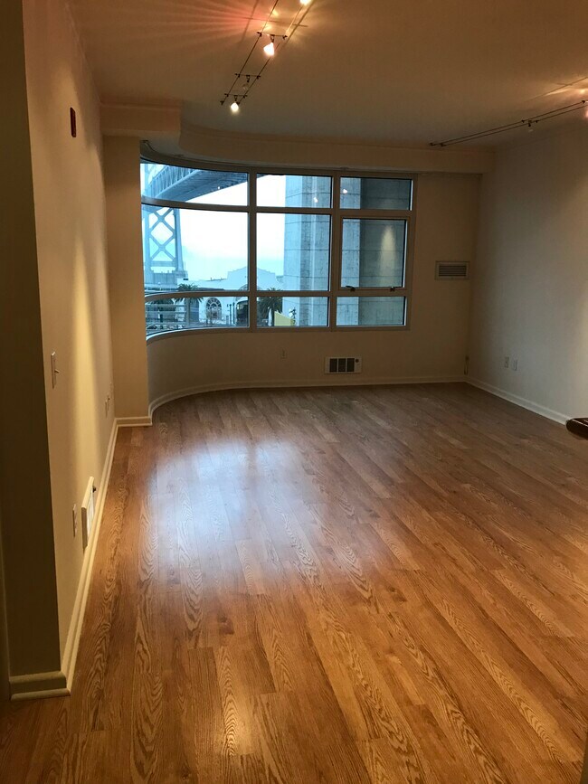 Living room/ Bay View - 403 Main St