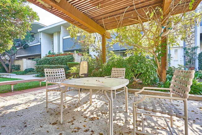 Building Photo - 4804 La Villa Marina