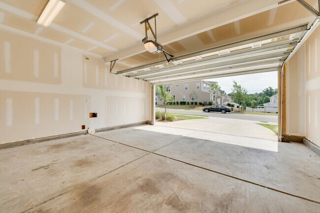 Building Photo - Beautiful 3bd/2.5ba Townhouse Available in Durham!