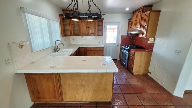 Building Photo - 3 Bed 2 Bath House With Spacious Family Ro...