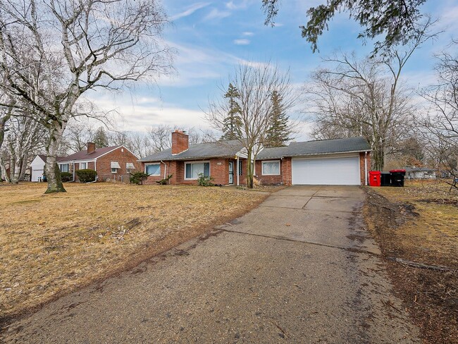 Building Photo - Welcome to this charming single-family ran...