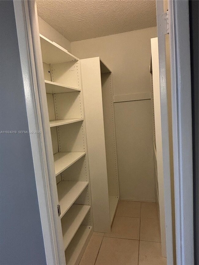 Building Photo - 2900 N Palm Aire Dr