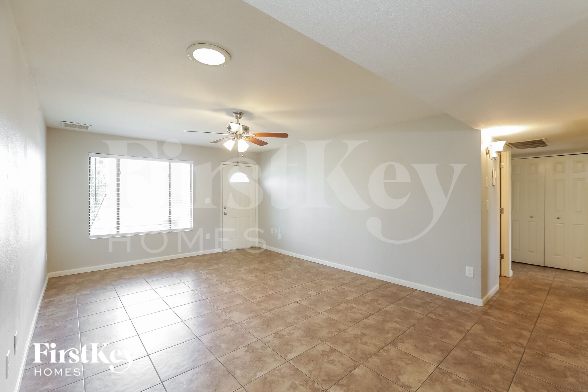 Building Photo - 425 E Julie Dr