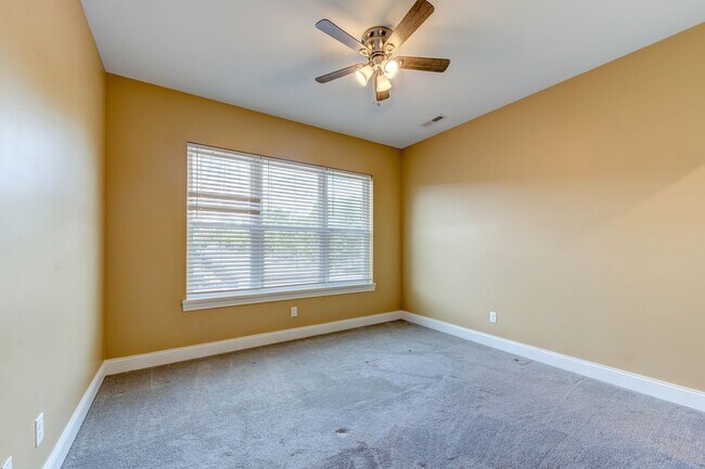 Building Photo - GRADUATE STUDENTS!! 2 Bed 2 Bath Near SSM Cardinal Glennon, St. Louis University