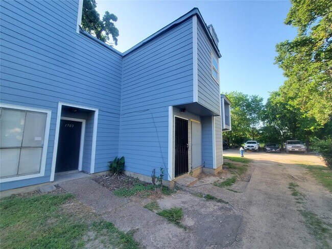 Building Photo - 5625 Antoine Dr