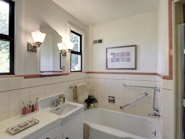 Building Photo - Charming Land Park Home. Modern Comfort Me...