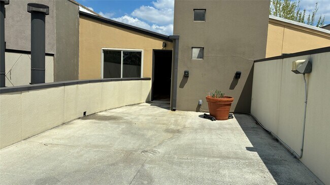 Building Photo - 6320 Haskell St