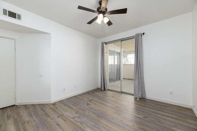 Building Photo - Camelot Community Downstairs 2 Bedroom Con...