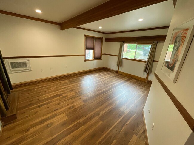 Building Photo - Spacious Single Level Ranch Style 4 Bed 2 ...