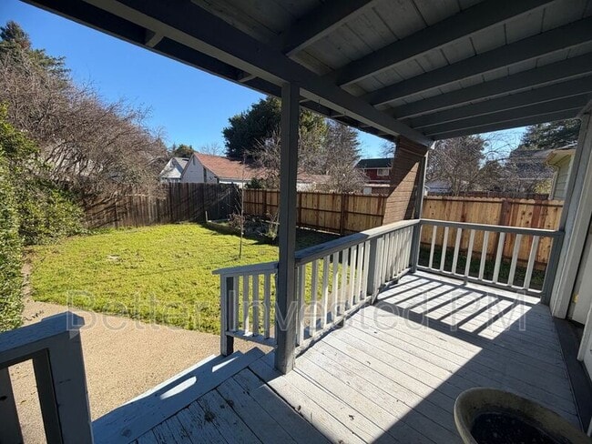 Building Photo - 559 N Oak St