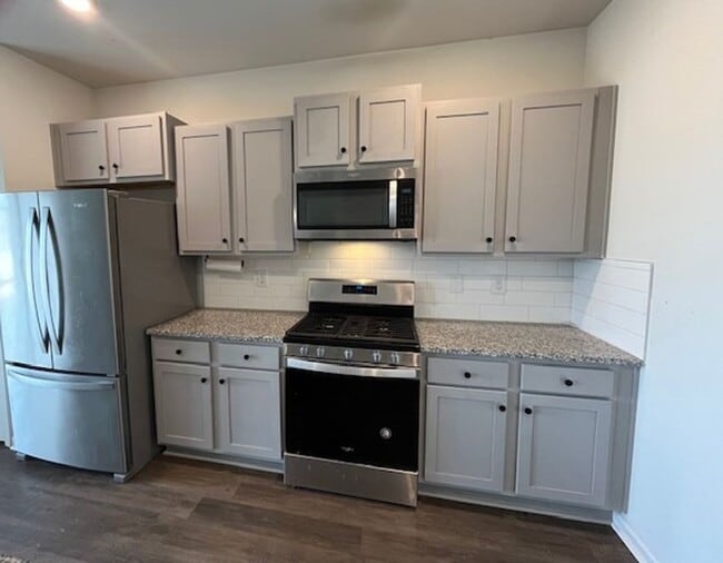 Building Photo - Stunning, Pet Friendly Home!