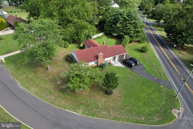 Building Photo - 11 Lake Villa Dr