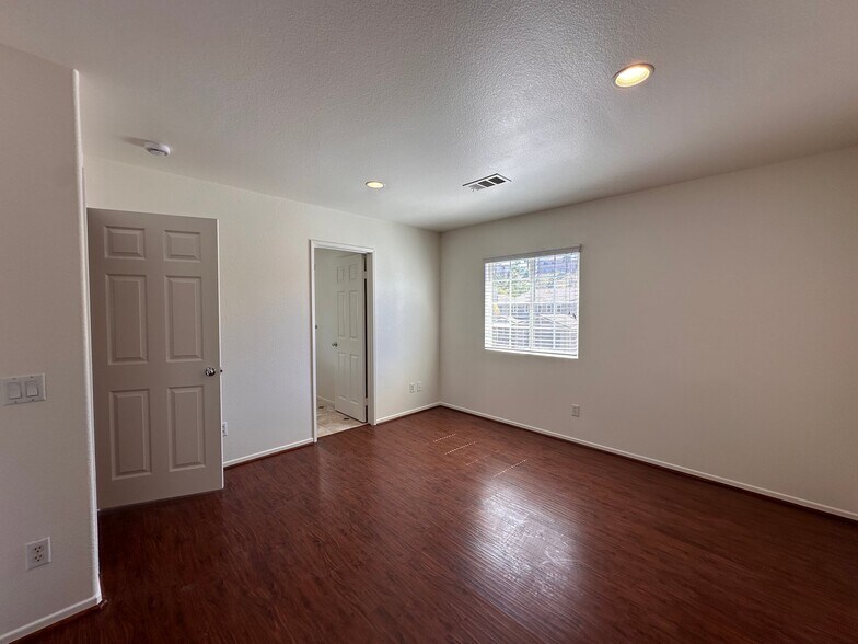 Building Photo - 23424 Caliente Springs Ave