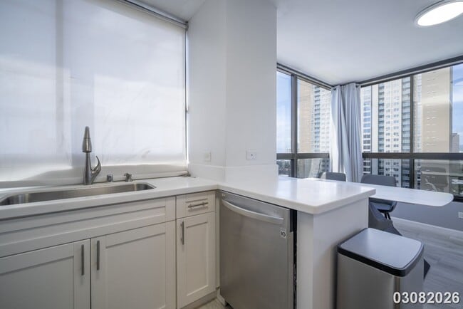 Building Photo - $3,500 / 2br - 896ft2 - Renovated and Modern 2BR/2BA/1PKG unit in the Royal Capito