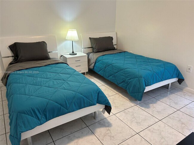 Building Photo - 17801 N Bay Rd