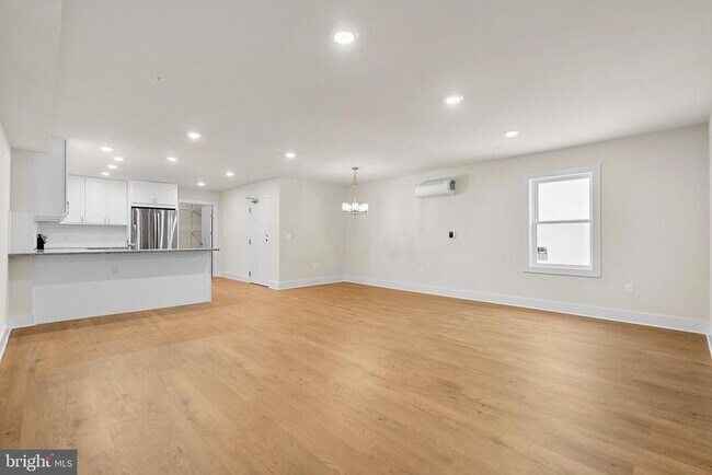 Building Photo - 30 W Broad St