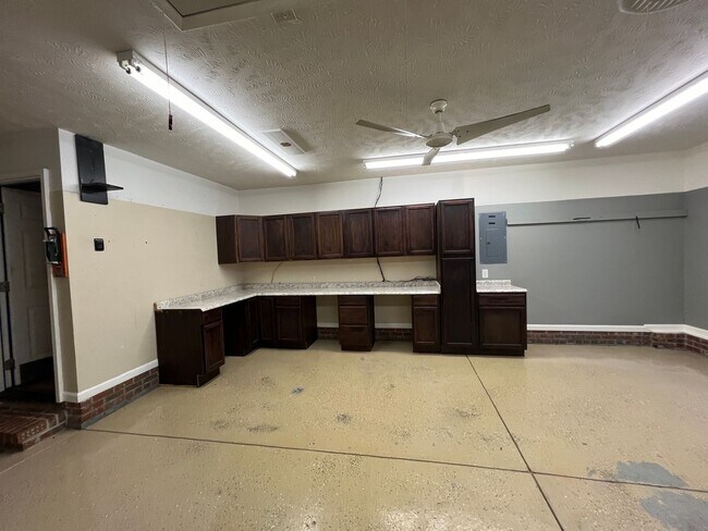 Building Photo - 4 Bed 2 Bath Raeford Home with Fenced Backyard