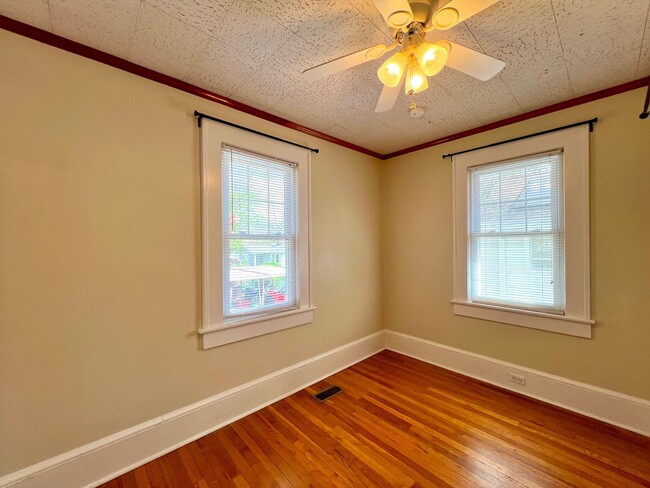 Building Photo - Charming West Asheville Home!