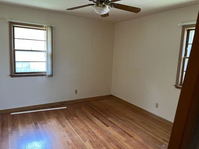 Building Photo - Brick 1 BR 1 BA duplex with hardwood floors in nice residential neighborhood