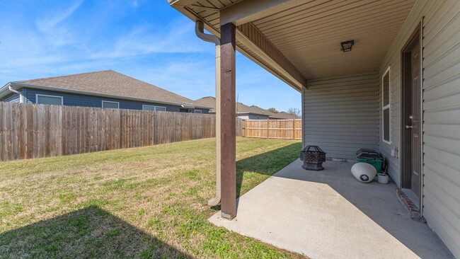 Building Photo - "Homey 3-Bed Oasis with Granite Elegance o...