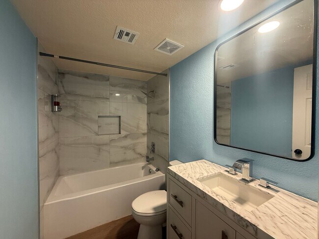 Building Photo - Recently remodeled 2-bed, 2-bath unit for rent in North Las Vegas!