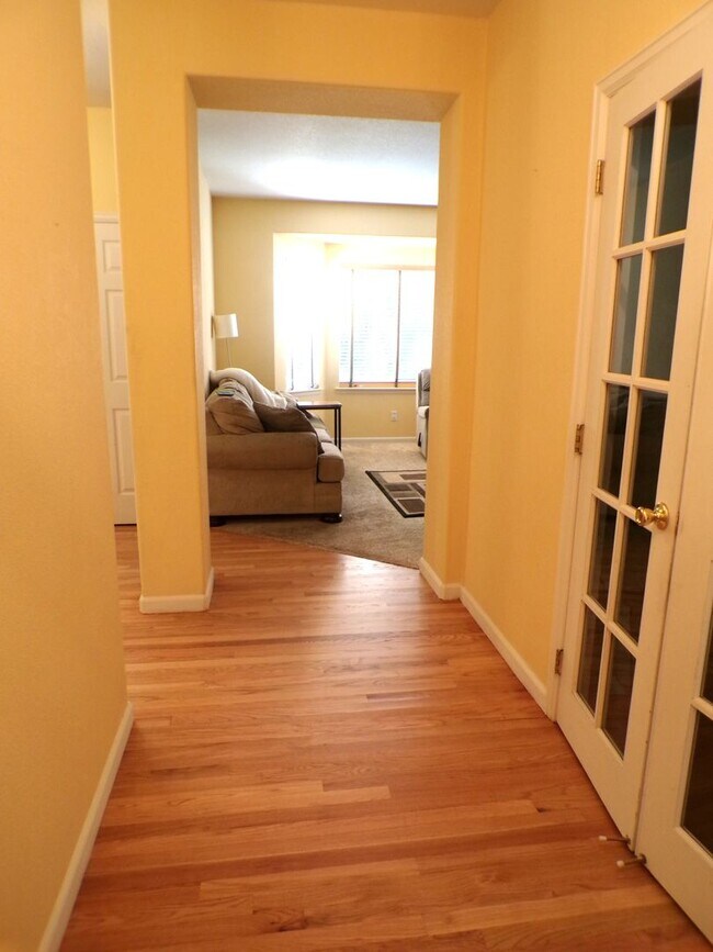 Building Photo - Cozy Hidden Gem in the Heart of Lakewood! ...
