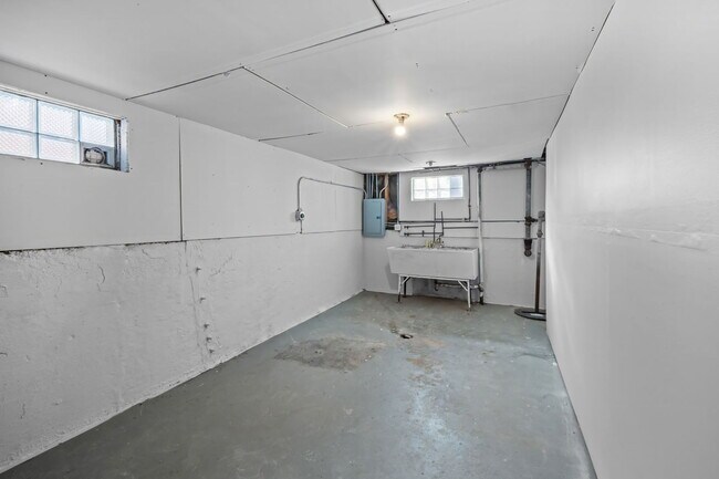 Building Photo - 10214 S La Salle St