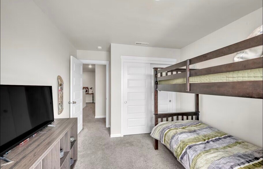 Building Photo - 16496 Pine Creek Dr