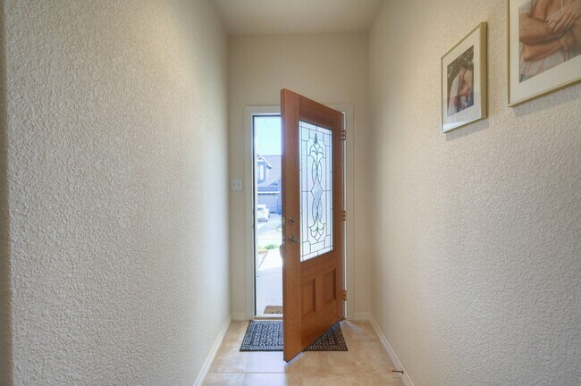 Building Photo - 108 Cove Cir