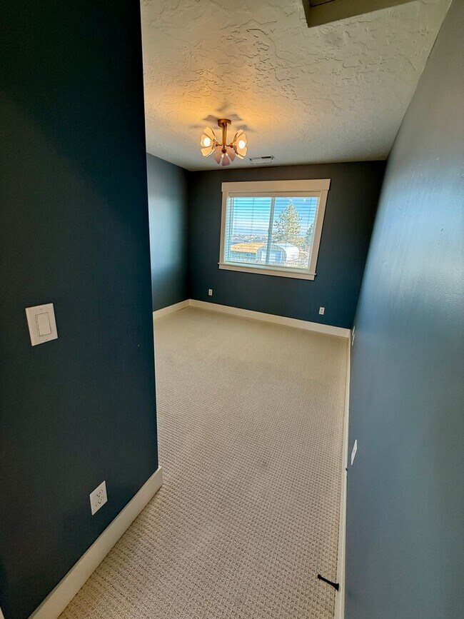 Building Photo - Welcome to this stunning newer home located in the vibrant city of Nampa, ID