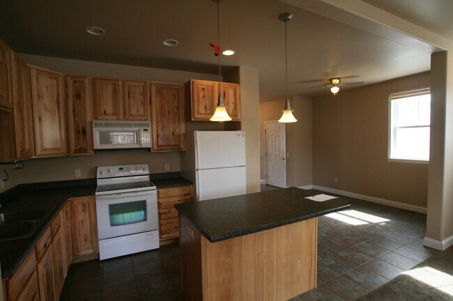 Building Photo - Matheson Way Townhouse