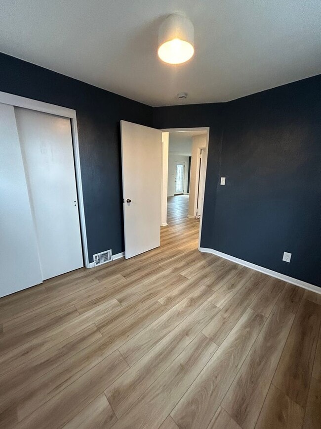 Building Photo - 506 Crescent Boulevard Extension