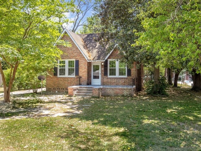 Building Photo - Oversized Renovated Downtown Cottage