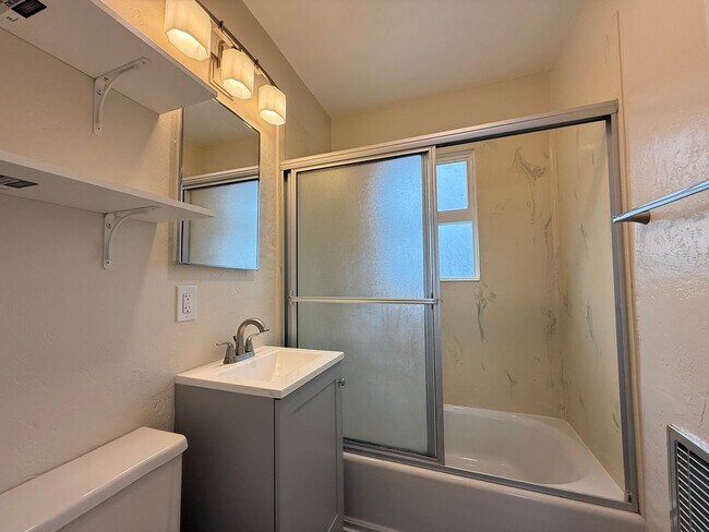 Building Photo - Charming, Refreshed Pacific Beach 1-Bedroo...