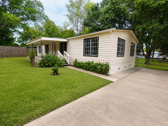 Building Photo - 201 Wakefield Dr