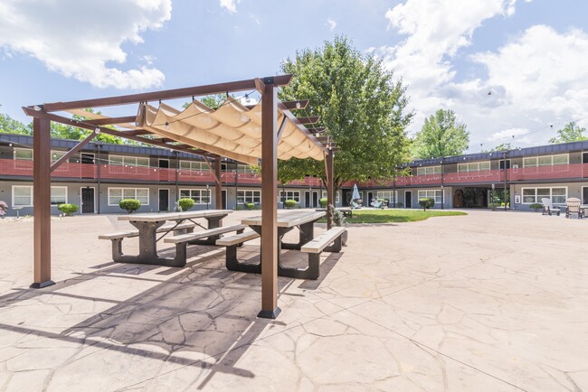 Building Photo - 2000 Patio Ct