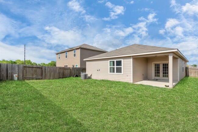 Building Photo - 718 Crystal Lakes Dr