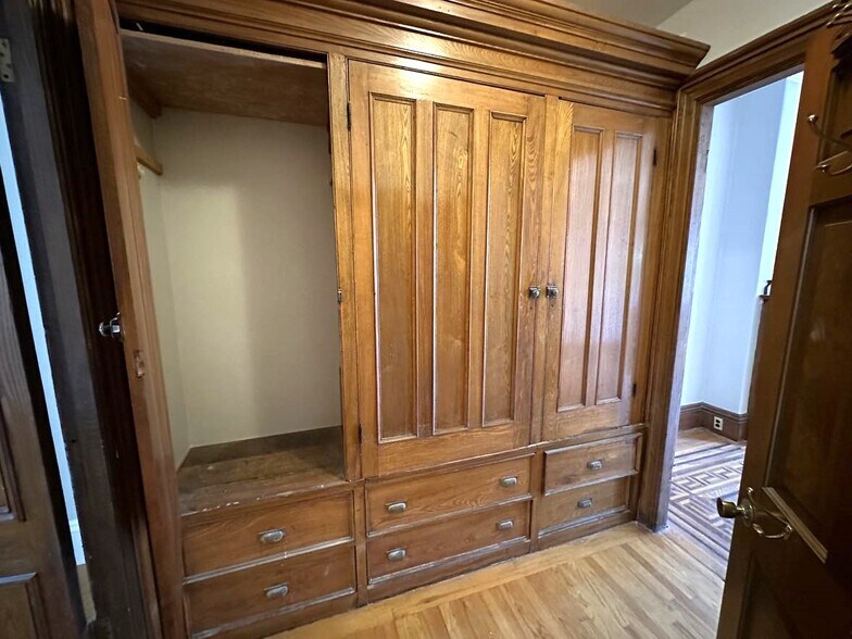 Building Photo - 32 Gloucester St